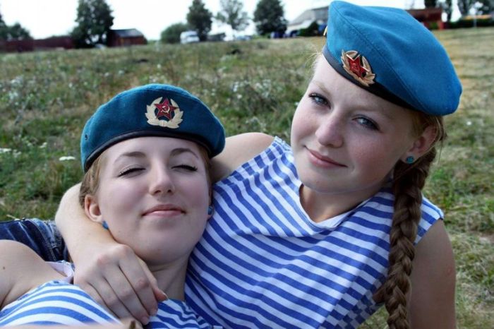 Очаровательные девушки в рядах ВДВ
