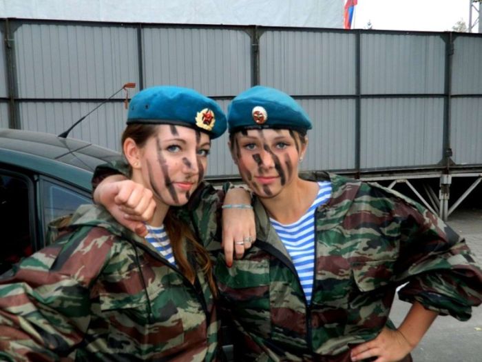 Очаровательные девушки в рядах ВДВ