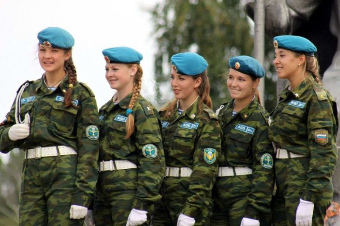 Очаровательные девушки в рядах ВДВ