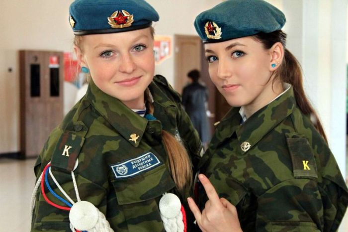 Очаровательные девушки в рядах ВДВ