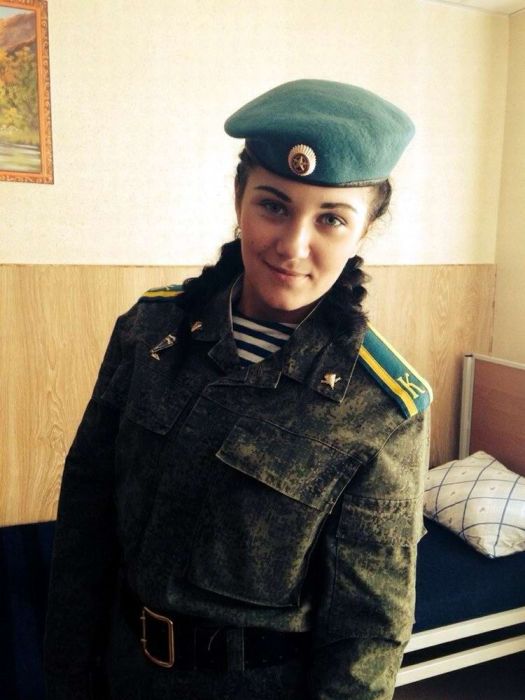 Очаровательные девушки в рядах ВДВ