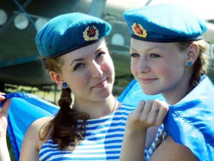 Очаровательные девушки в рядах ВДВ