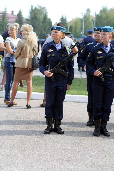 Очаровательные девушки в рядах ВДВ