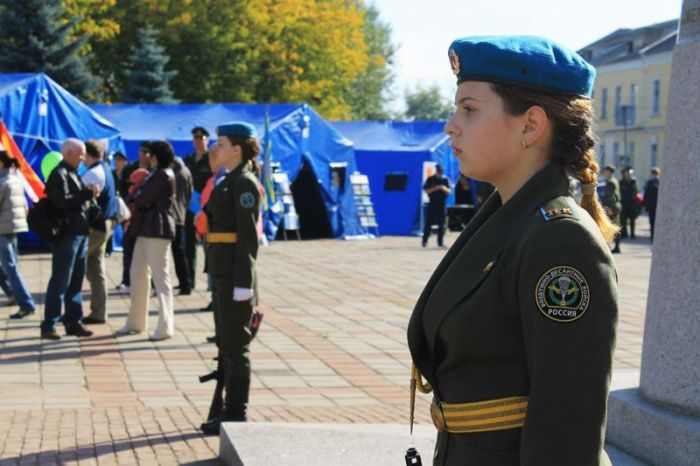 Очаровательные девушки в рядах ВДВ