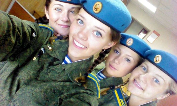 Очаровательные девушки в рядах ВДВ