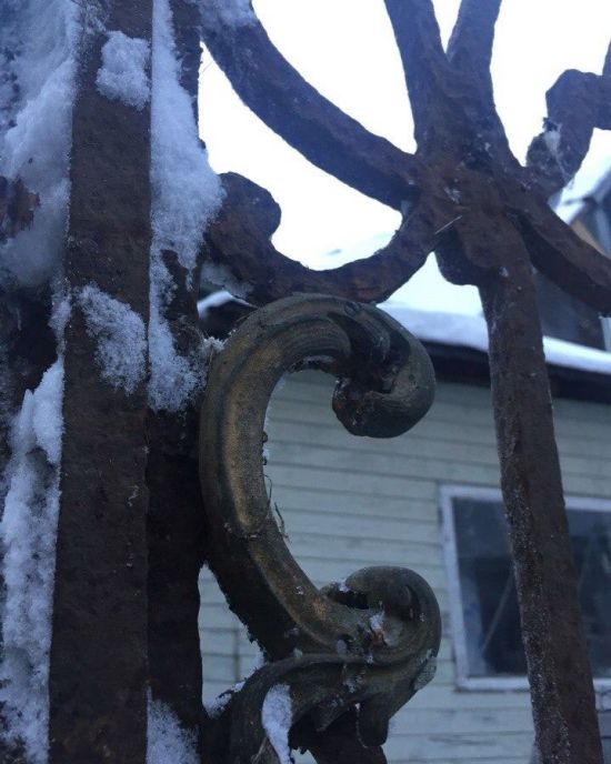 Пропавшие ворота петергофской императорской дачи нашлись на сайте объявлений