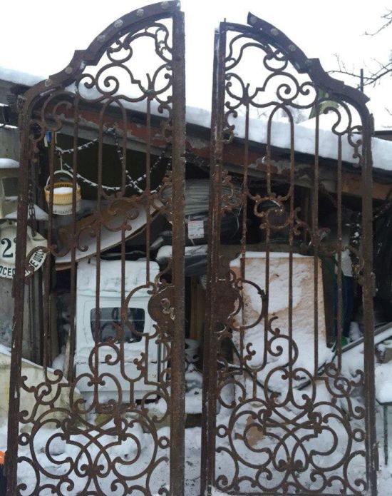 Пропавшие ворота петергофской императорской дачи нашлись на сайте объявлений