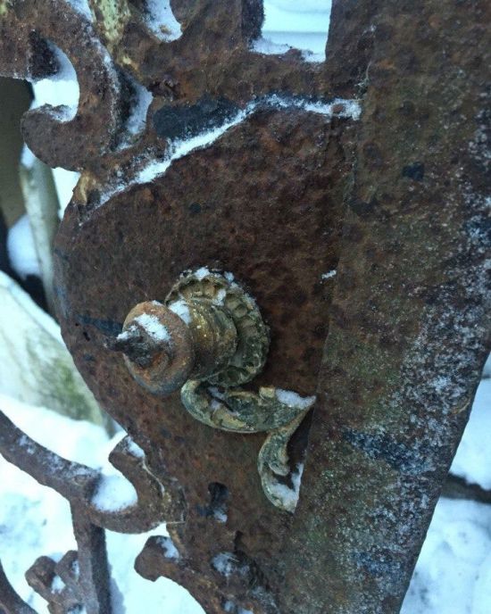 Пропавшие ворота петергофской императорской дачи нашлись на сайте объявлений