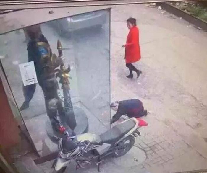 В Китае пенсионерка помолилась перед статуей героя компьютерной игры