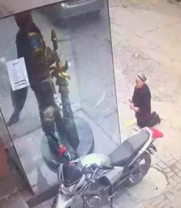 В Китае пенсионерка помолилась перед статуей героя компьютерной игры