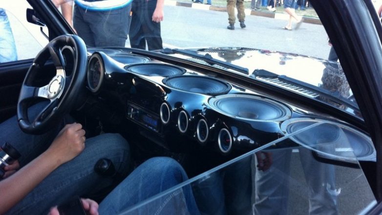 Самый безумный тюнинг приборной панели автомобиля