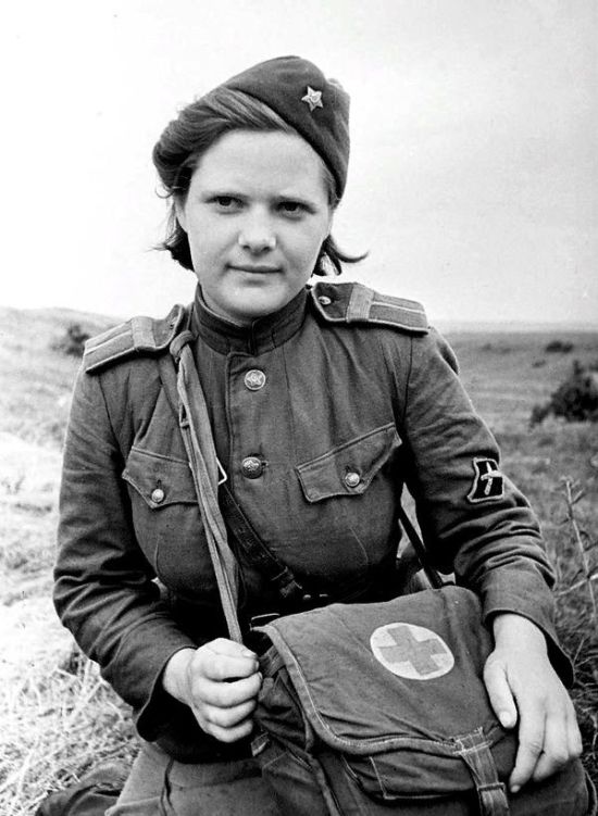 Очаровательные улыбки женщин-военнослужащих Красной армии