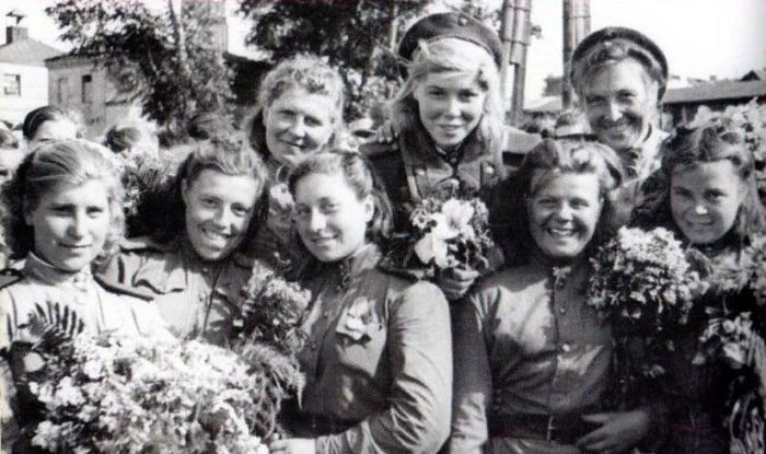 Очаровательные улыбки женщин-военнослужащих Красной армии