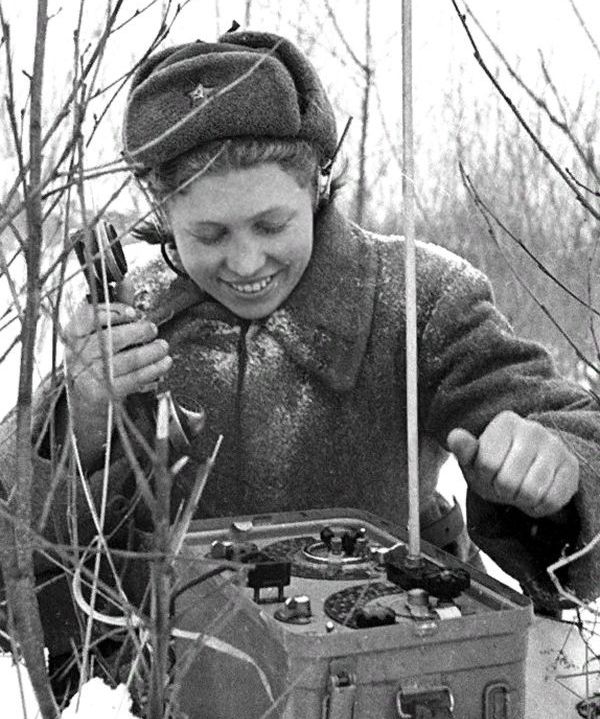 Очаровательные улыбки женщин-военнослужащих Красной армии