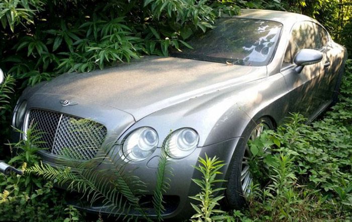 В Китае обнаружили свалку дорогих машин с автомобилями Bentley, Mercedes-Benz и Land Rover В Китае обнаружили свалку дорогих машин с автомобилями Bentley, Mercedes-Benz и Land Rover