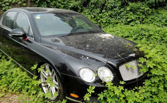 В Китае обнаружили свалку дорогих машин с автомобилями Bentley, Mercedes-Benz и Land Rover