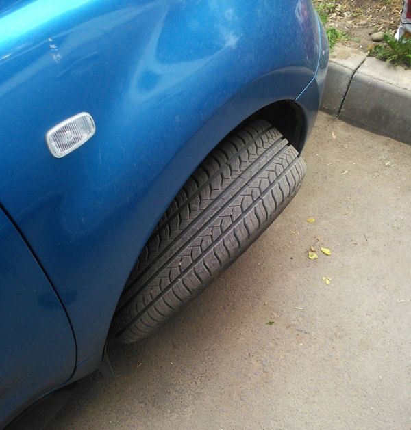 Попытка снять колеса с авто закончилась провалом Попытка снять колеса с авто закончилась провалом