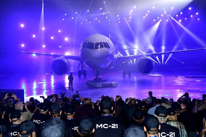 В Иркутске представили новейший отечественный пассажирский самолет МС-21