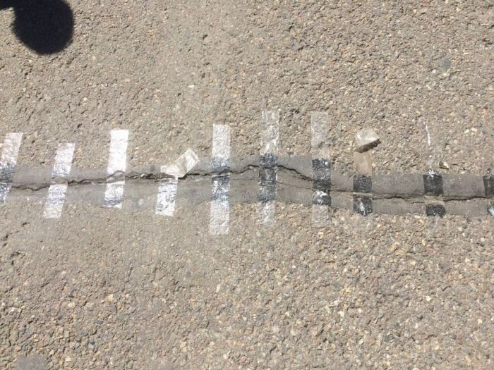 В кемеровском парке трещину в асфальте заклеили скотчем