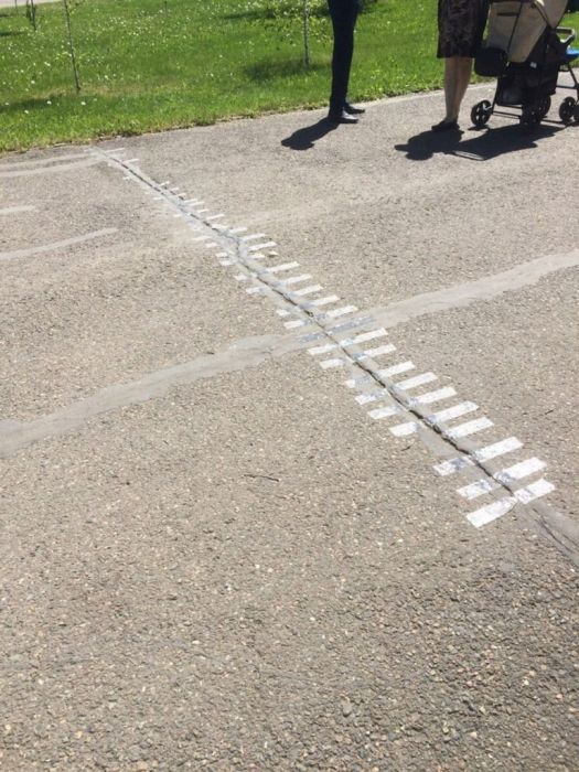 В кемеровском парке трещину в асфальте заклеили скотчем