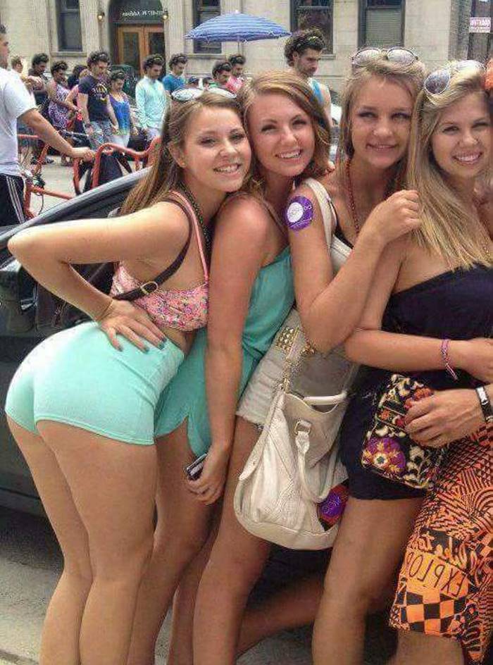 А вы сможете сказать, что не так на этом фото четырех девушек