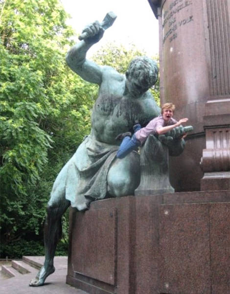 Прикольные фото со статуями