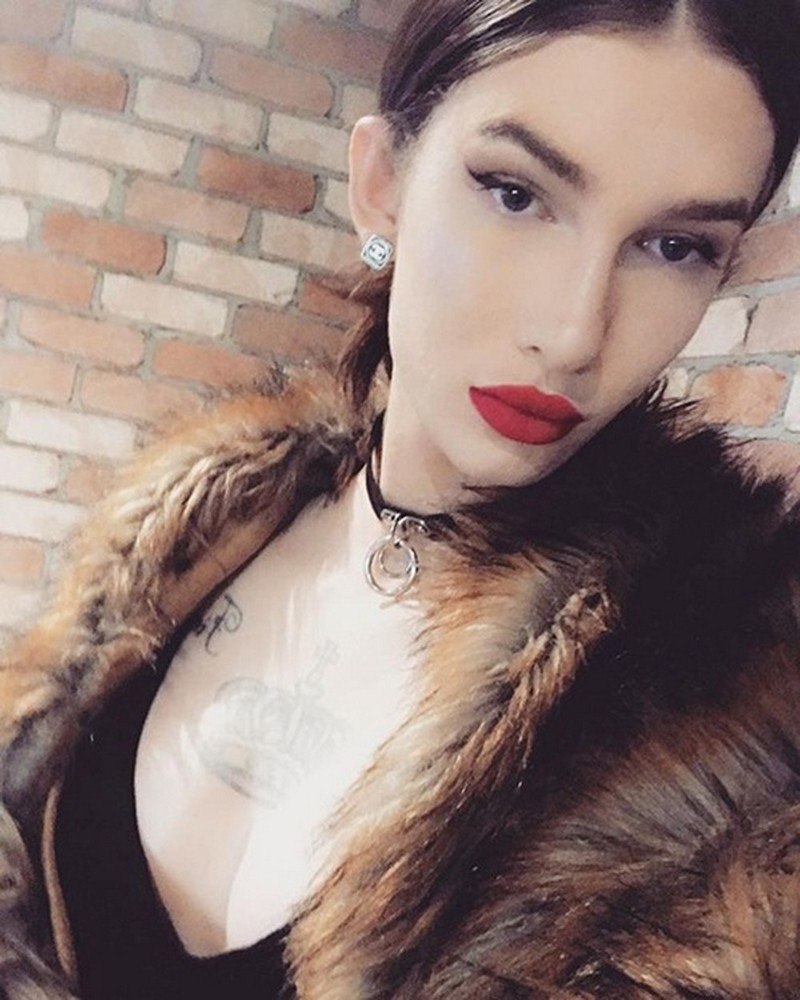 Трансгендер удалила пупок, чтобы походить на куклу Bratz