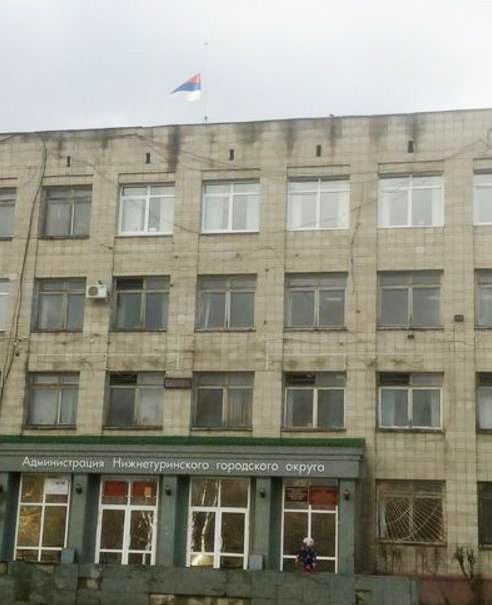 Администрация Нижней Туры оштрафована на 100 000 рублей за перевернутый государственный флаг