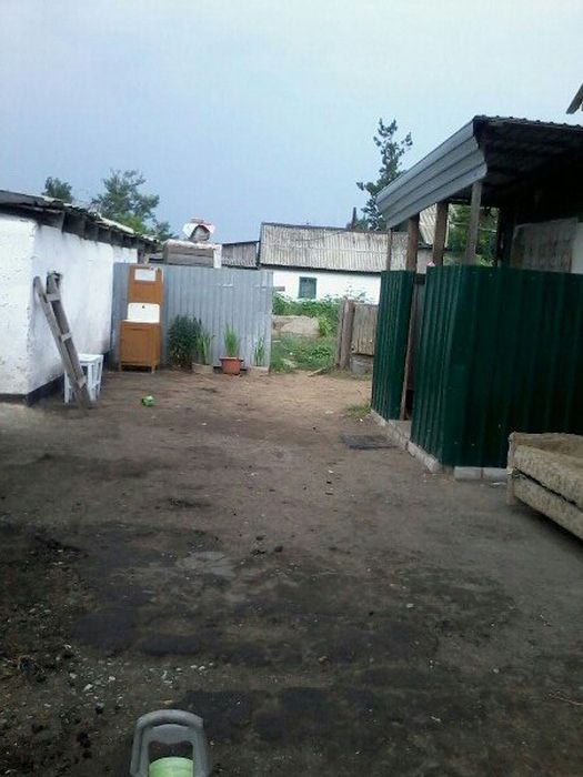 В Казахстане неизвестные меценаты купили дом многодетной семье погорельцев