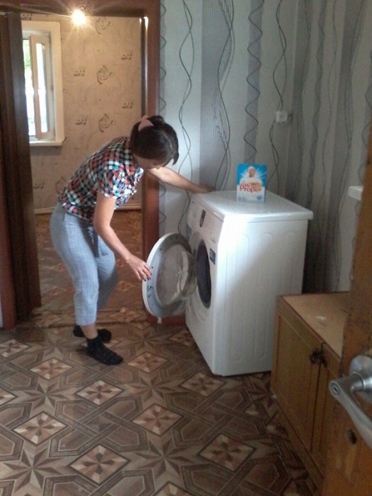 В Казахстане неизвестные меценаты купили дом многодетной семье погорельцев