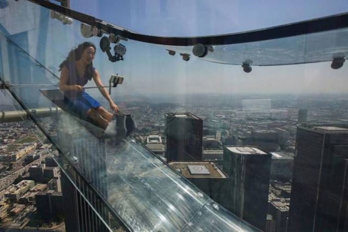 Стеклянная горка на небоскребе в Лос-Анджелесе