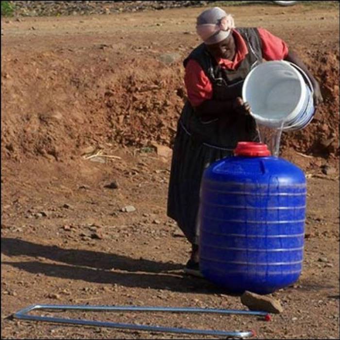 Эта простая бочка-колесо помогает решить кризис водных ресурсов