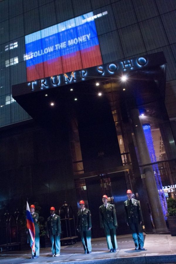 На отеле Трампа появилась проекция российского флага с Путиным