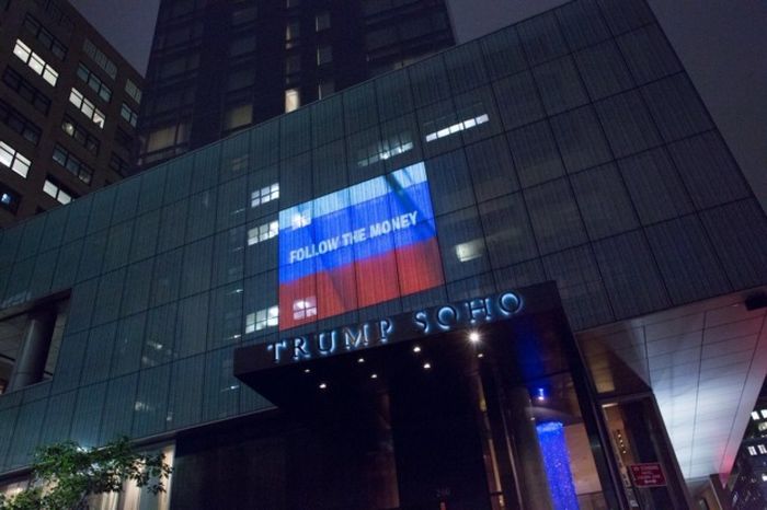 На отеле Трампа появилась проекция российского флага с Путиным