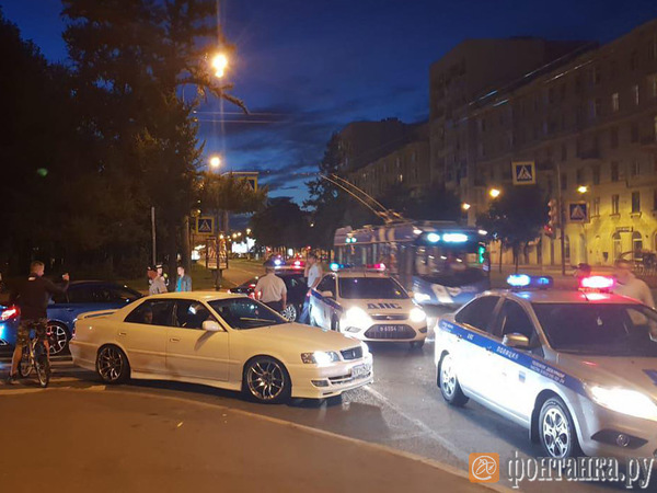 Полиция Санкт-Петербурга устроила облаву на стритрейсеров Полиция Санкт-Петербурга устроила облаву на стритрейсеров