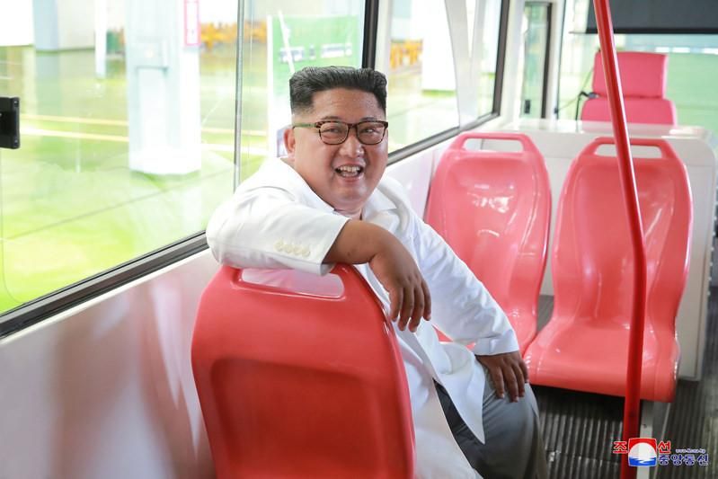 Ким Чен Ын лично инспектирует троллейбус и трамвай нового типа