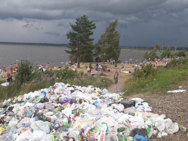 Кавголовское озеро в летний сезон и до него