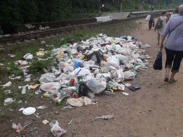 Кавголовское озеро в летний сезон и до него