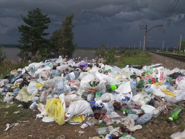 Кавголовское озеро в летний сезон и до него