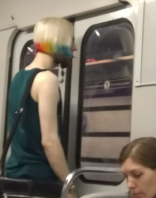 Модники и модницы в метро
