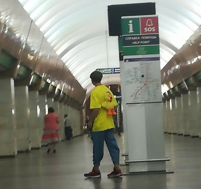 Модники и модницы в метро