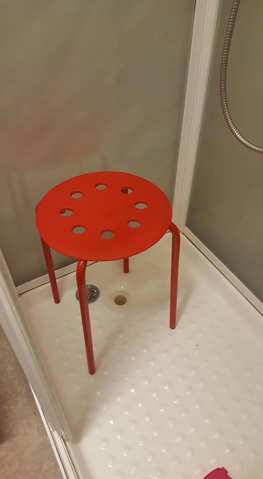 Яички этого мужчины застряли в стуле из IKEA и он написал им об этом в смешном сообщении