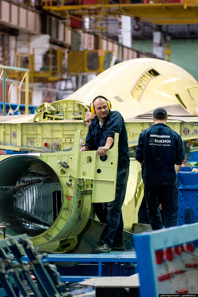 Производство фронтового бомбардировщика Су-34