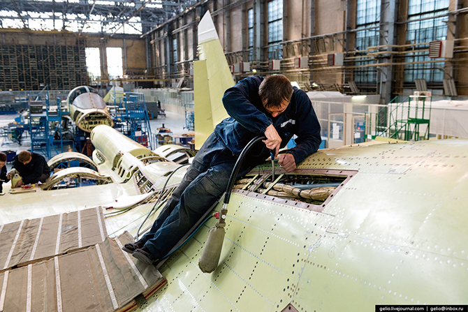 Производство фронтового бомбардировщика Су-34