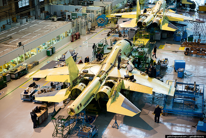 Производство фронтового бомбардировщика Су-34