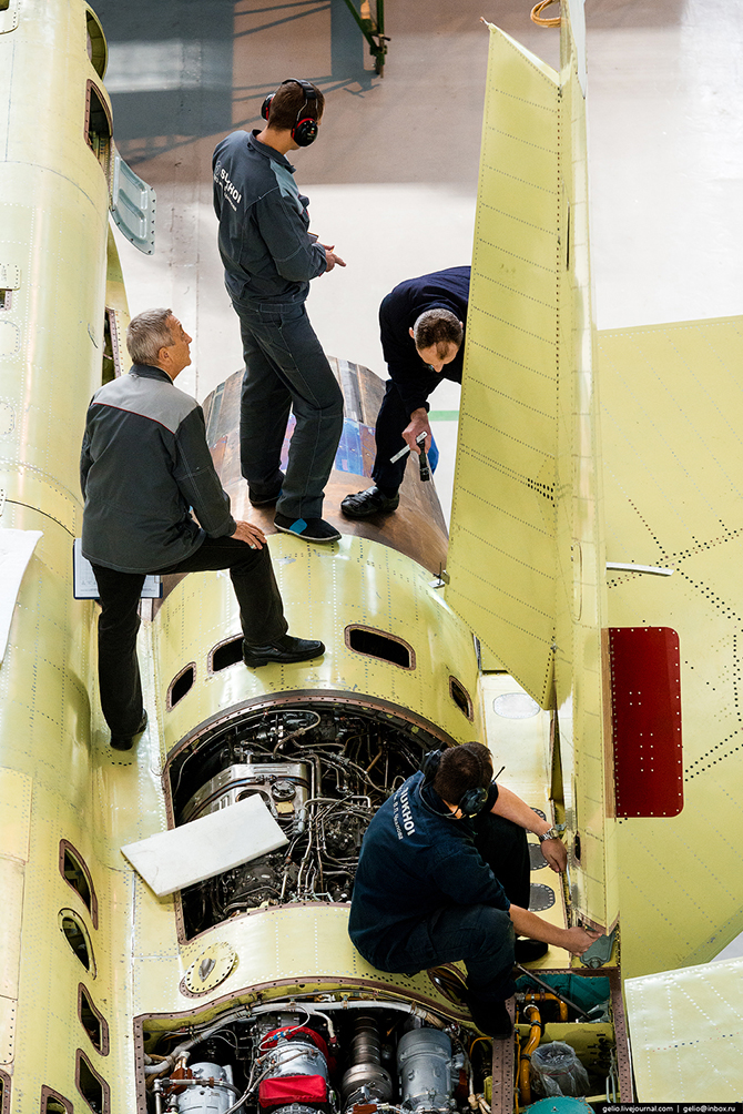 Производство фронтового бомбардировщика Су-34