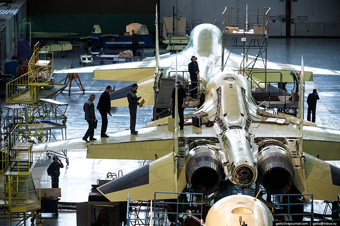 Производство фронтового бомбардировщика Су-34