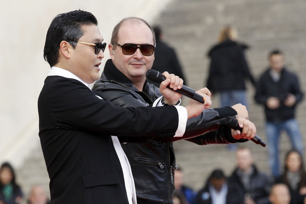 Автор «Gangnam Style» устроил флешмоб в Париже Автор «Gangnam Style» устроил флешмоб в Париже
