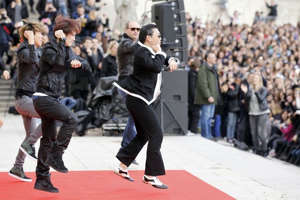 Автор «Gangnam Style» устроил флешмоб в Париже Автор «Gangnam Style» устроил флешмоб в Париже
