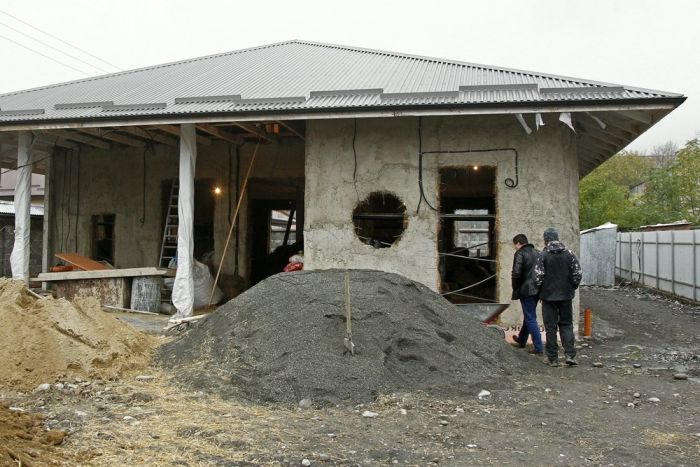 Во Владикавказе бизнесмен строит дом из соломы